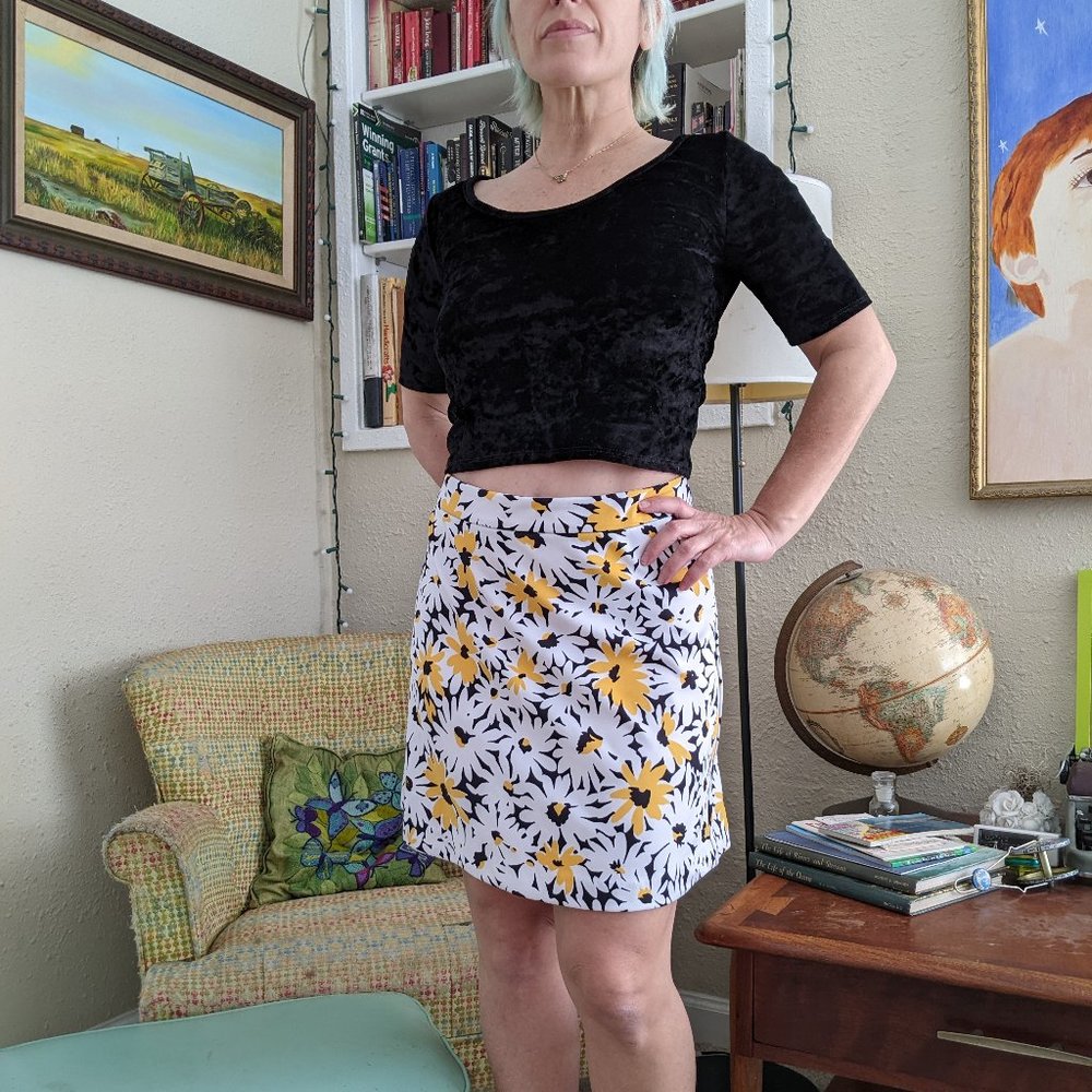 EUC Black & White with Yellow Daisies Mini Skirt | Michael Michael Kors
